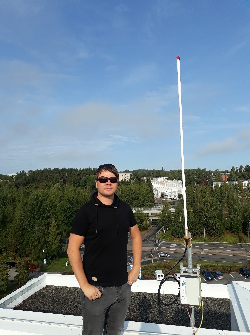 Projektipäällikkö Riku Immonen ja Jyväskylän yliopiston LoraWan-tukiasema