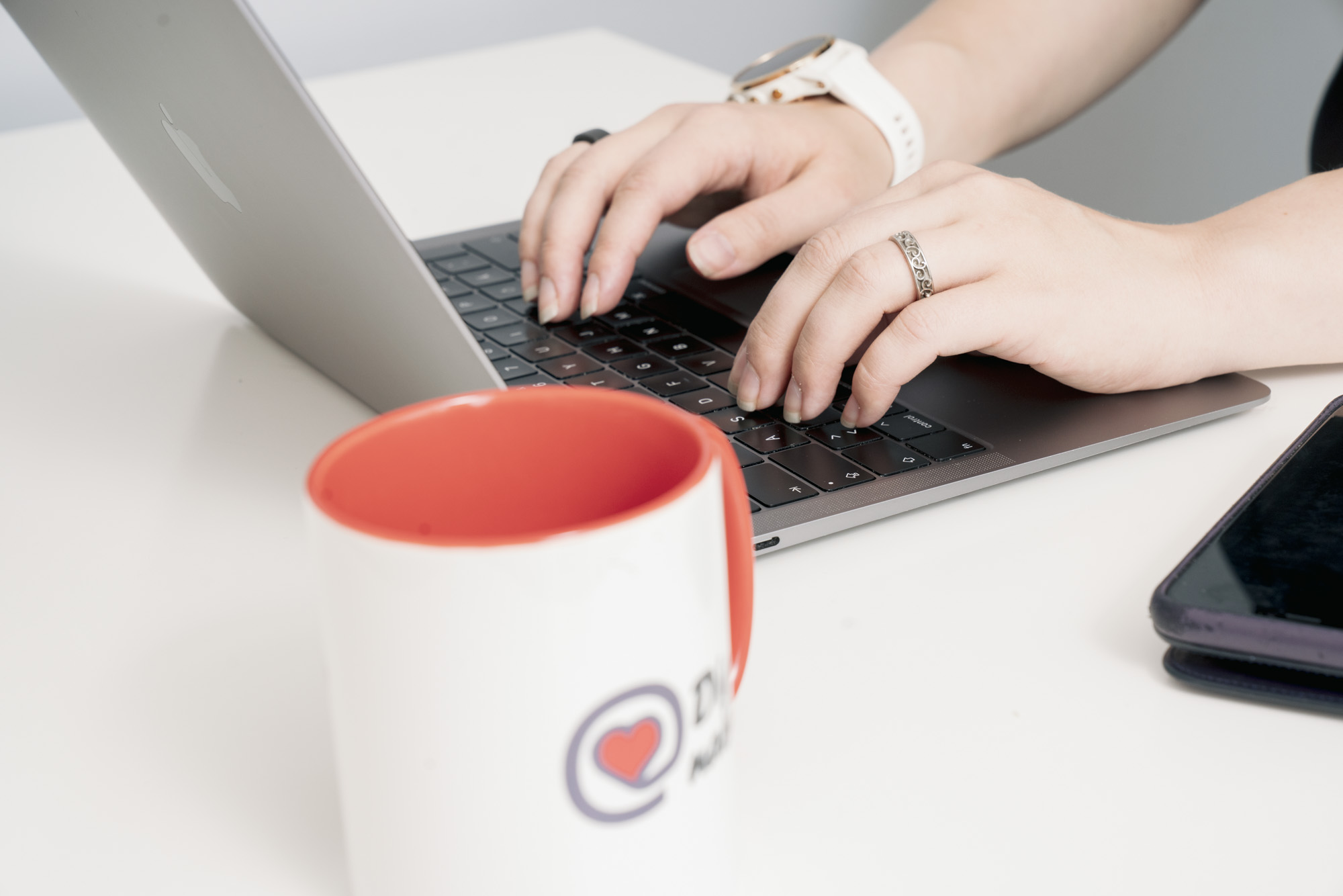 Henkilö tietokoneella.