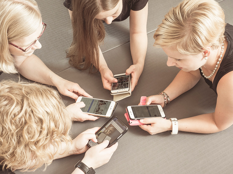 Diginaiset auttavat asiakashankinnassa digikanavissa