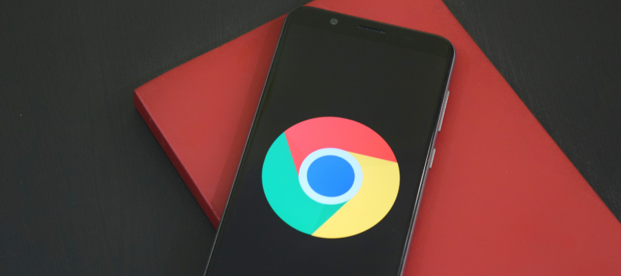 Puhelin, jonka näytöllä on Google Chromen ikoni. Blogitekstin artikkelikuva.