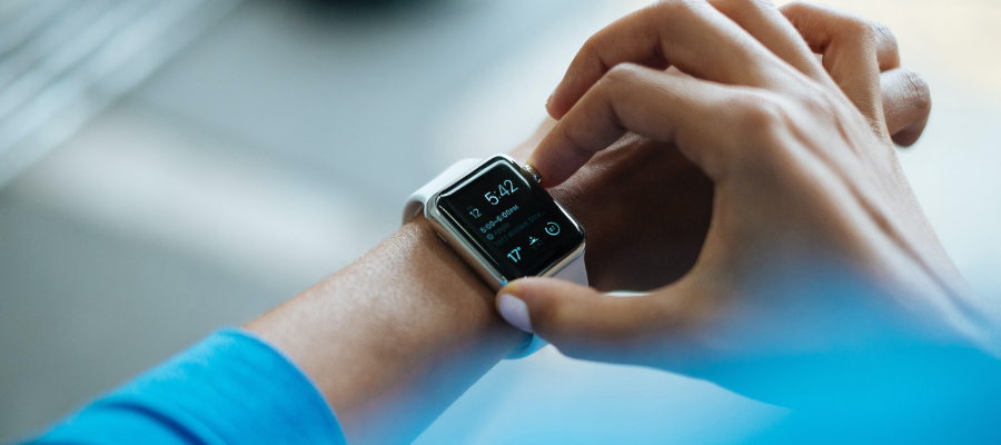 Nainen näpyttelee älykelloaan