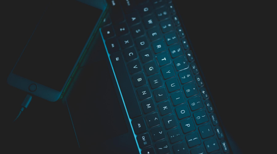 Puhelin ja näppäimistö hämärässä, blogitekstin kansikuva