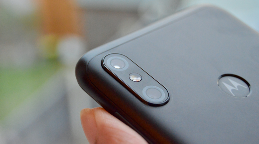 Henkilö pitelee puhelinta, jossa on sormenjälkitunnistin. Sormenjälki ja kasvokuva biometisenätunnisteena suojaavat puhelinta kyberuhilta -blogitekstin kansikuva.