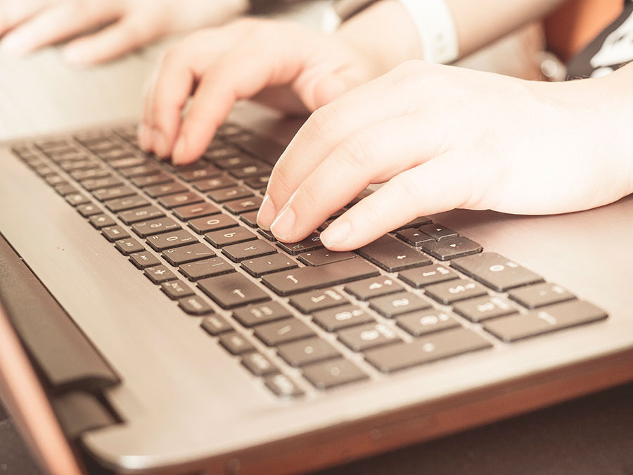 Diginaisen kädet käyttämässä AppSumosta hankittua ohjelmistoa.