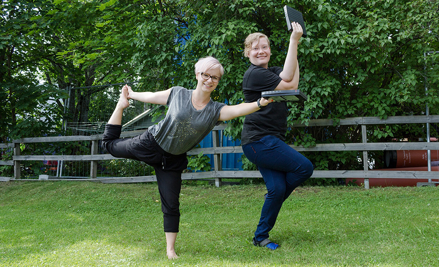 Huumori toimii somessa - Tiina ja Joanna joogaamassa modeemien kanssa