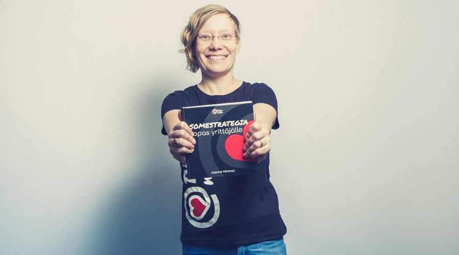 Sollertiksen toimitusjohtaja Joanna Niininen pitelee kirjoittamaansa Somestrategia - Opas yrittäjälle kirjaa.