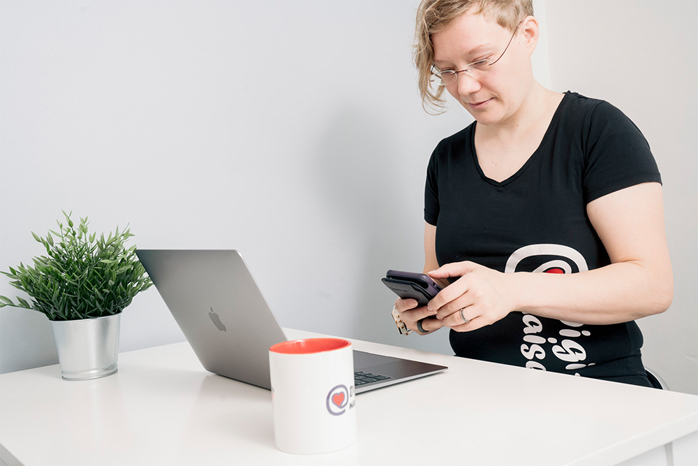 Sollertiksen Joanna tekemässä Facebook-markkinointia