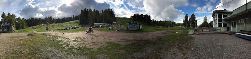 Panoraamakuva Bikeparkin rinteestä