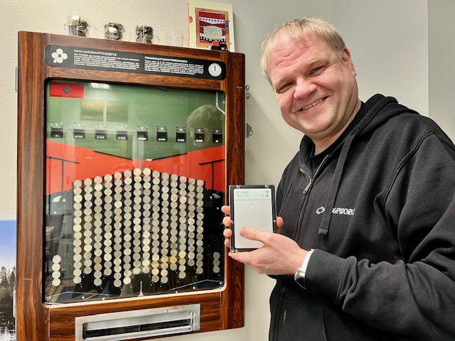 Mika Hoffren pajatson edessä hajonnut kovalevy kädessään