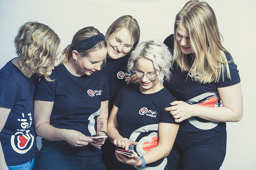 Omat verkkosivut kannattaa päivittää mobiiliresponsiiviksi, jos ne eivät jo ole. Diginaiset katsomassa verkkosivuja. 